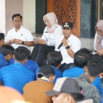 Bupati Bangkalan Janji Bereskan Masalah Saat Temui Pemdemo